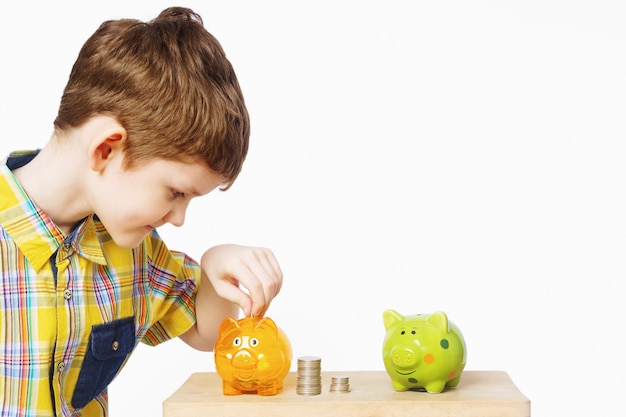 Enfant mettant la pièce dans une tirelire.