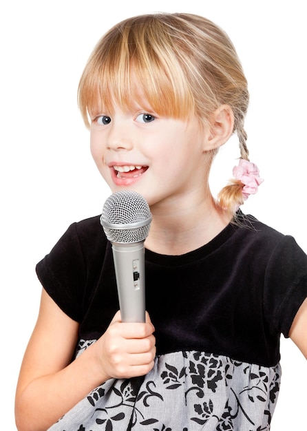 Enfant avec microphone chantant