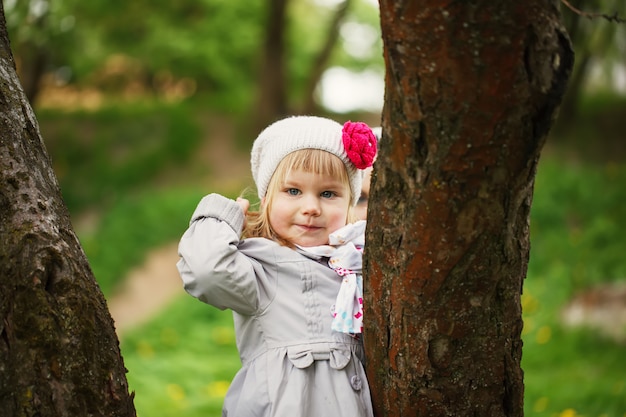 Un enfant mignon brillait de bonheur