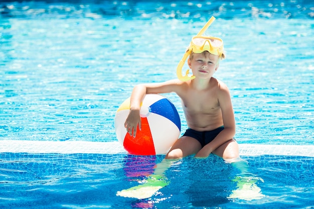 Enfant mignon dans la piscine