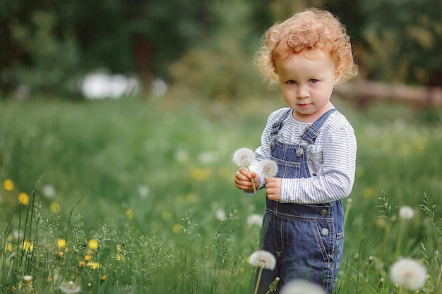 Un enfant mignon debout sur le terrain