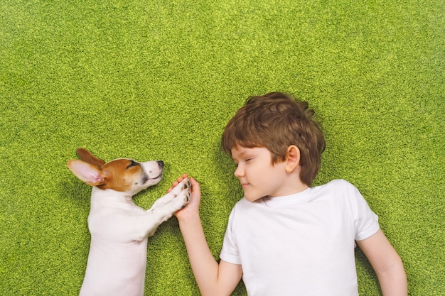 Enfant mignon embrassant le chiot jack russell.