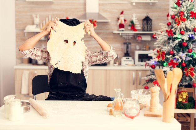 Enfant mignon faisant un dessert traditionnel le jour de noël