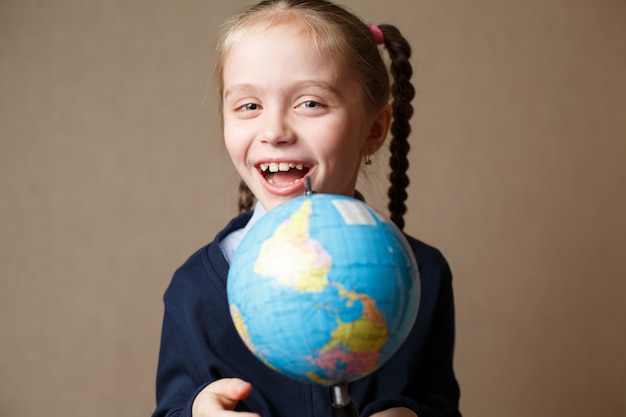 Enfant mignon avec globe.