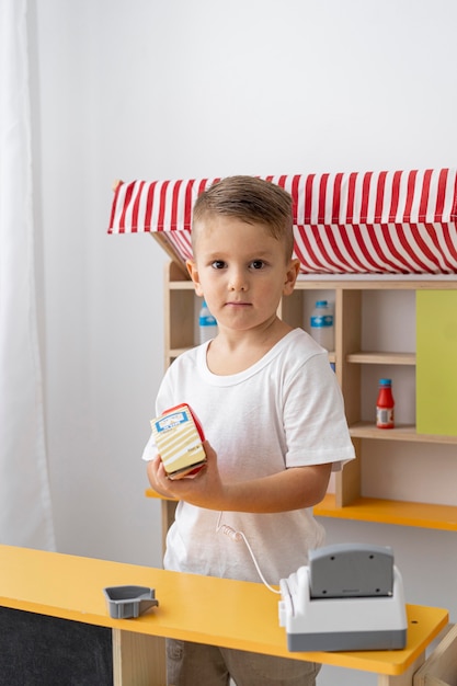 Photo enfant mignon jouant à l'intérieur