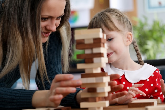 Enfant mignon jouant avec des jouets