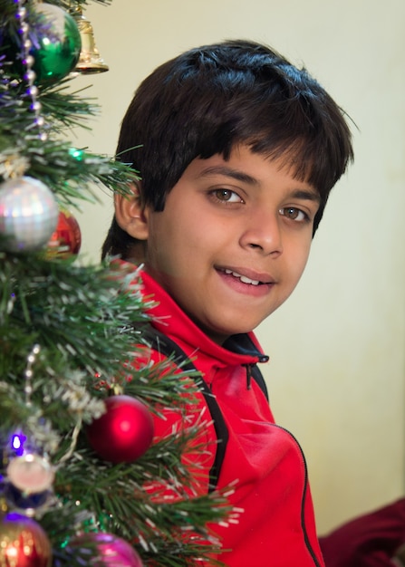 Un enfant mignon près de l'arbre de Noël