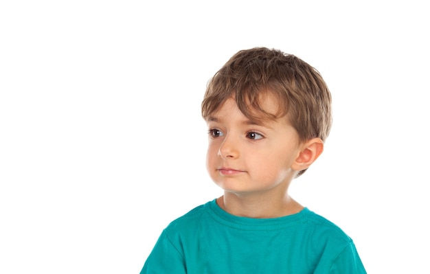 Enfant mignon avec quatre ans et t-shirt vert