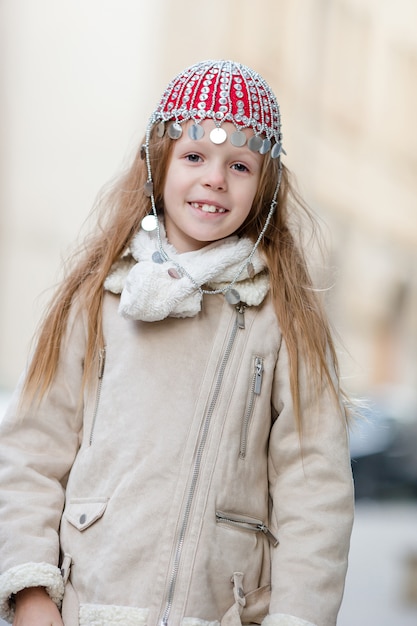 Enfant mignon s'amuser dans la vieille rue de la ville