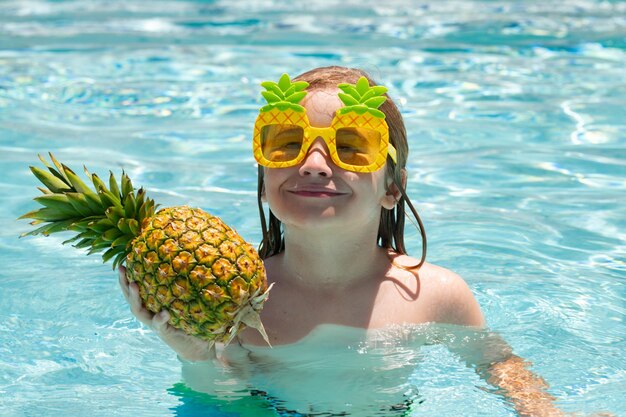 Enfant mignon de vacances d'été dans la piscine