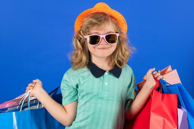 Enfant de mode avec sac à provisions en studio