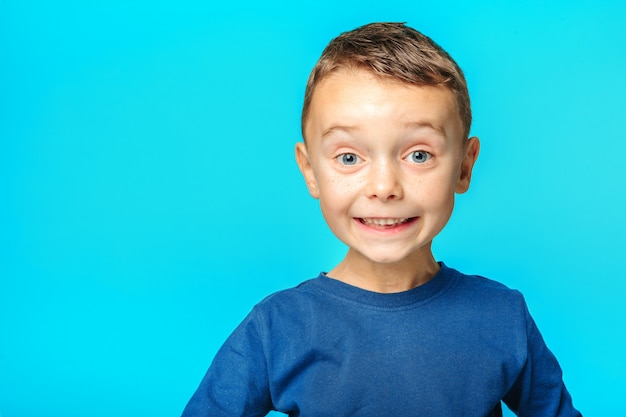 Un enfant modèle posant