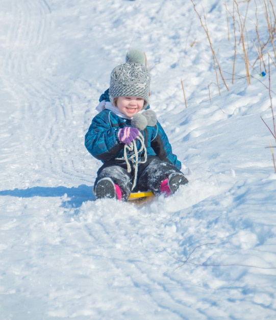 Un enfant sur des montagnes russes à lediankah.