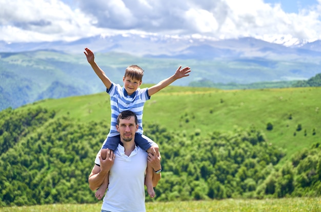 Photo un enfant monte sur le dos de son père.