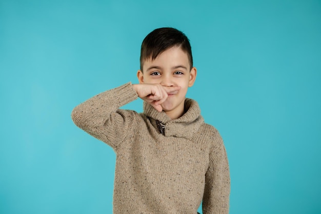 Enfant montrant le geste de la moustache