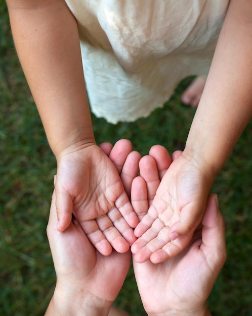 Enfant montrant les mains