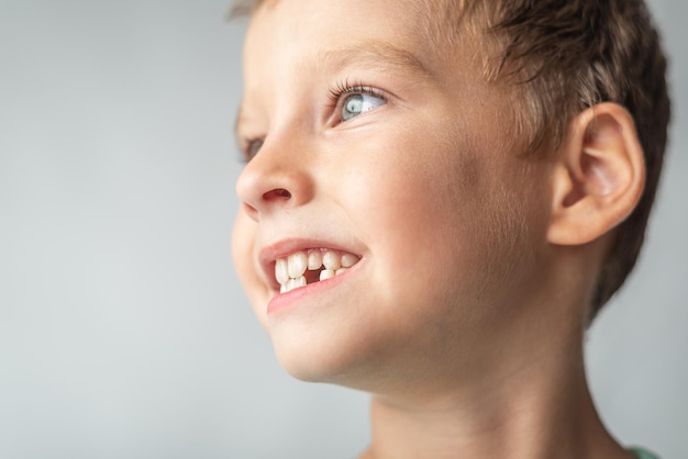 Photo l'enfant montre des dents de lait dentisterie pédiatrique et parodontologie correction de la morsure