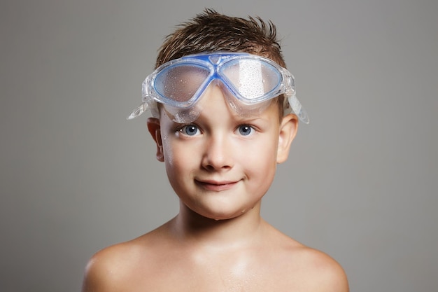 Enfant mouillé dans des lunettes de natation