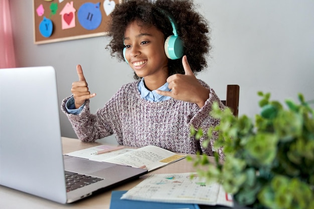 Photo enfant muet africain fille montrant l'apprentissage en ligne des gestes de la langue des signes