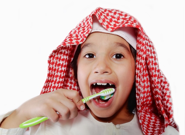 Enfant musulman arabe se brosser les dents