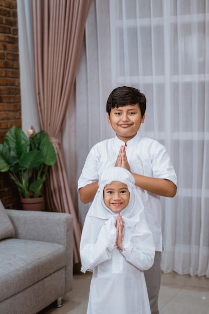 Enfant musulman confiant dans une chemise Koko