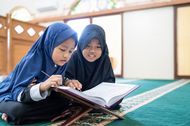 Enfant musulman lisant le Coran