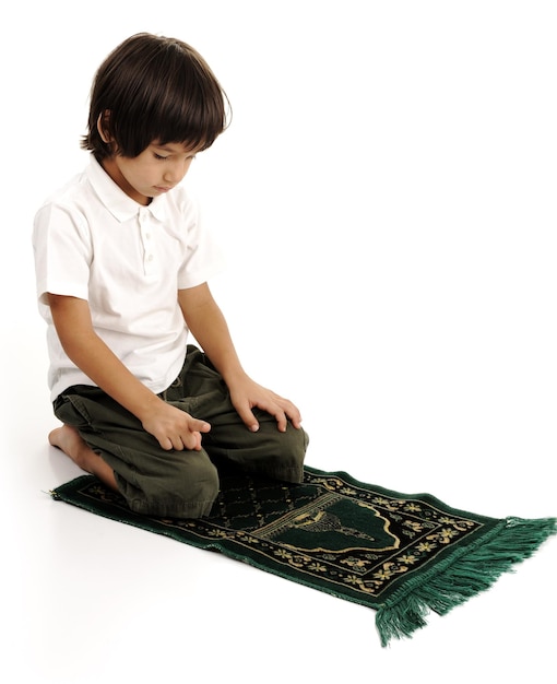 Enfant musulman priant - série de photos apparentées montrant toute la prière