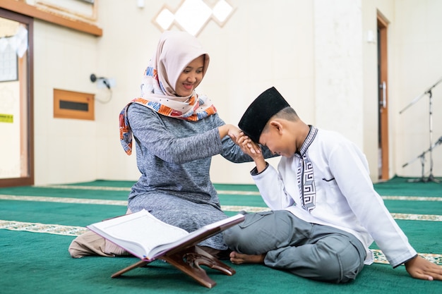 Un enfant musulman rend hommage à son professeur