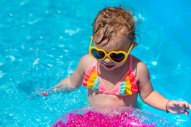 Un enfant nage dans une piscine avec un cercle Mise au point de sélection