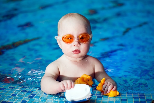 L'enfant nage dans la piscine