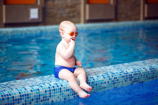 L'enfant nage dans la piscine.