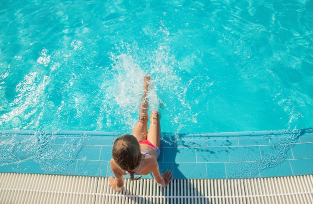 L'enfant nage et plonge dans la piscine. Mise au point sélective. la nature.