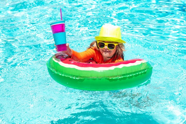 Enfant nageant dans l'eau de la piscine d'été enfants jouant dans l'activité estivale de la piscine