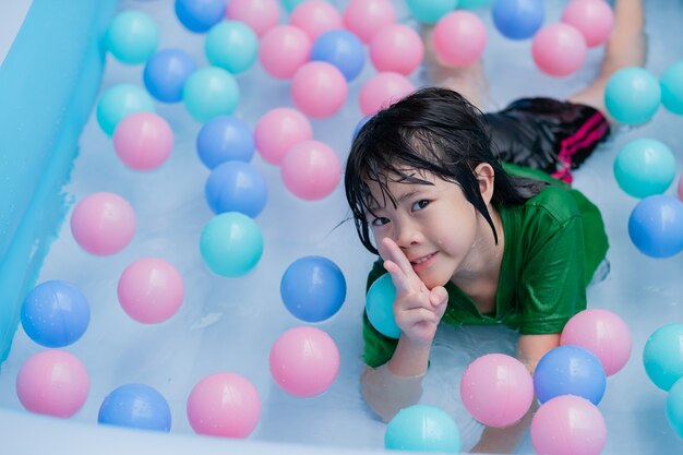 Enfant nageant à la piscine, temps heureux