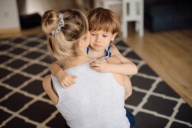 L'enfant ne veut pas laisser sa mère aller travailler, les pleurs sont capricieux, la fatigue et la somnolence. âge préscolaire. Crise 3 ans.