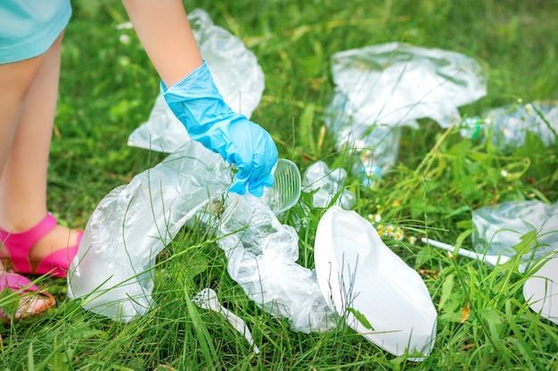 L'enfant nettoie le parc du plastique