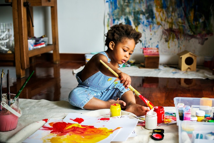 Photo enfant noir appréciant sa peinture