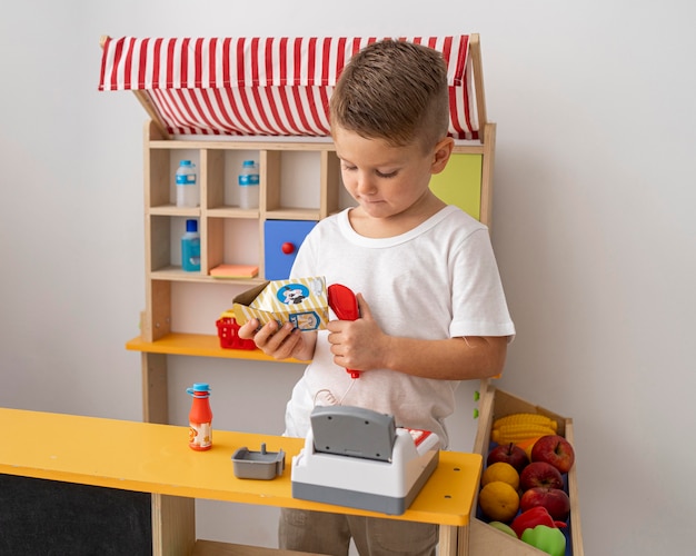 Enfant non binaire jouant à l'intérieur