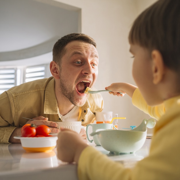 Enfant Nourrir Son Père Affamé