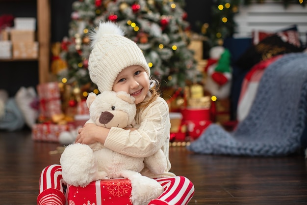 l'enfant ouvre le coffret cadeau