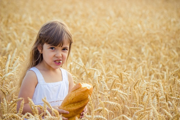 Enfant et pain mise au point sélective nourriture et boisson