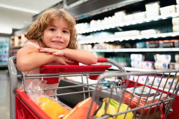 Enfant avec panier dans une épicerie