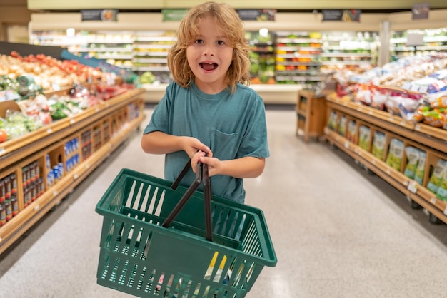 Enfant Avec Panier Faire Du Shopping Dans Un Supermarché Enfants Acheter  Des Produits D'épicerie Dans Un Supermarché Petit Garçon B