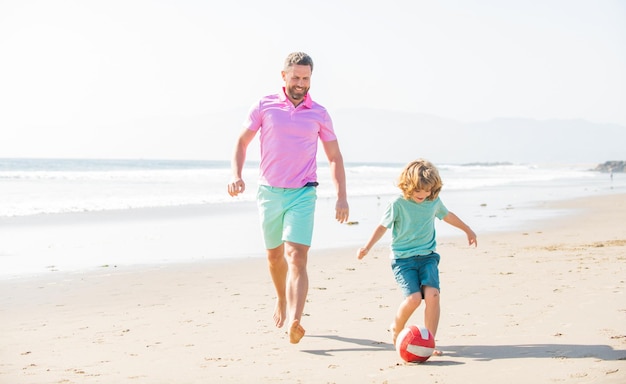 Enfant et papa courant sur la plage en vacances d'été avec bonheur de balle