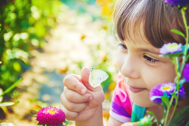 Enfant avec un papillon. Mise au point sélective. la nature.