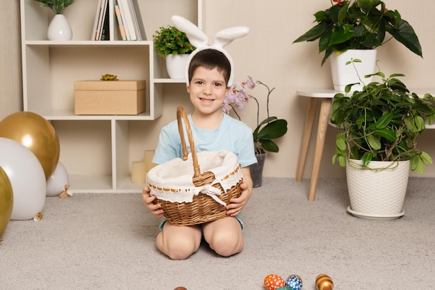 Enfant de Pâques Garçon d'âge préscolaire avec des oreilles de lapin sur la tête