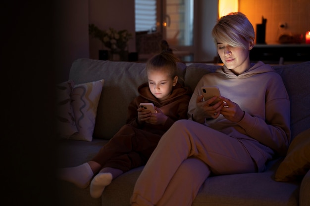 Photo enfant et parent souffrant de dépendance aux médias sociaux