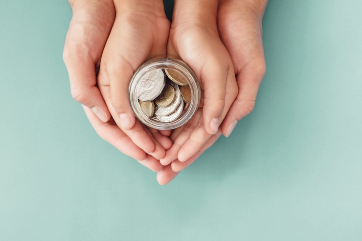 Photo enfant et parents mains tenant le pot d'argent, don, épargne, concept de plan de finances familiales