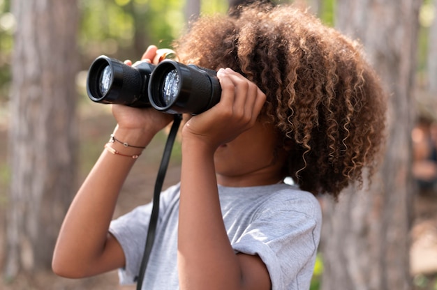 Photo enfant participant à une chasse au trésor