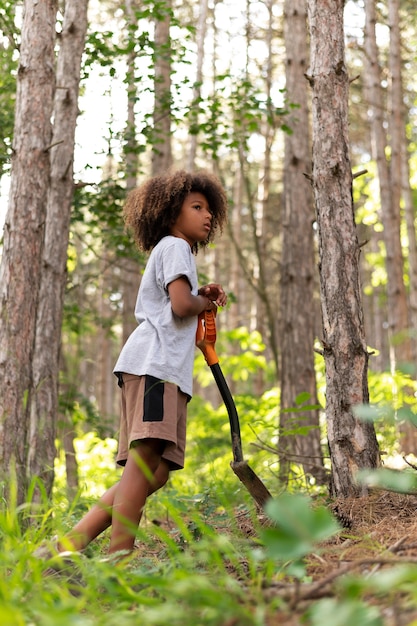 Photo enfant participant à une chasse au trésor